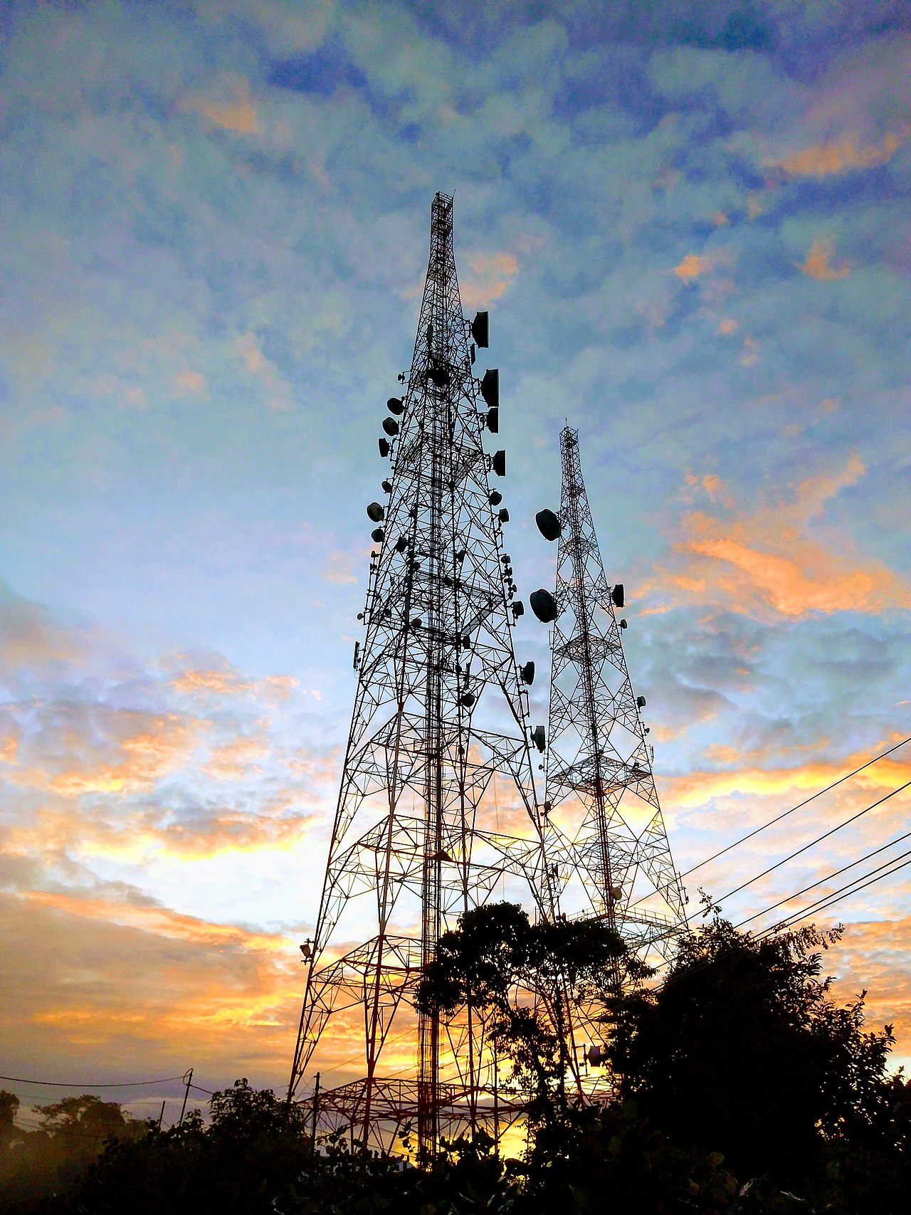 Telecommunications towers supporting a distributed network